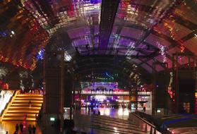 Entrance hall of the Chaos Communication Congress in Leipzig. ([CC BY-SA 2.0](https://creativecommons.org/licenses/by-sa/2.0/): **[Mike Castleman](https://www.flickr.com/photos/mlcastle/31551794717/)**)